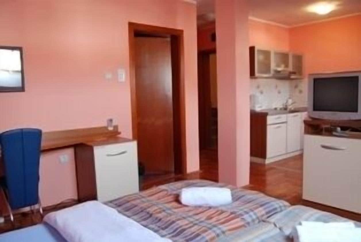 Car Royal Apartments And Rooms Novi Sad Ngoại thất bức ảnh