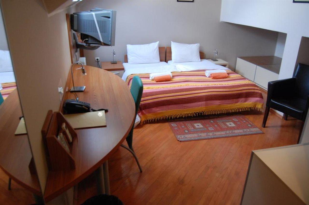 Car Royal Apartments And Rooms Novi Sad Ngoại thất bức ảnh